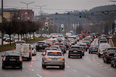 Teminė nuotrauka su automobilių spūstimi mieste
