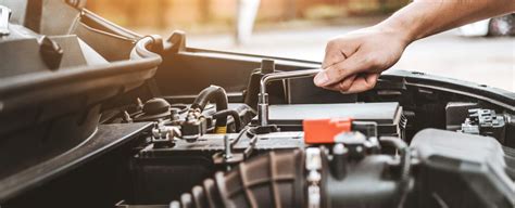 Mechanikas tikrina automobilio akumuliatorių servise