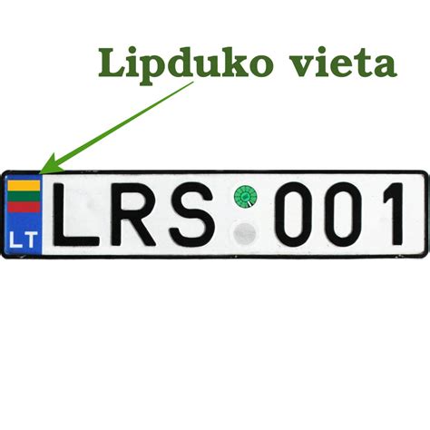automobilio numeris, uždengtas lapais
