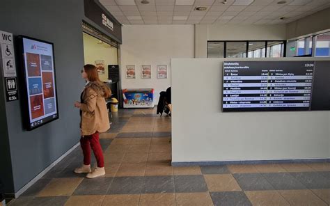 Informacinis ekranas automobilyje su pranešimu apie abonementą