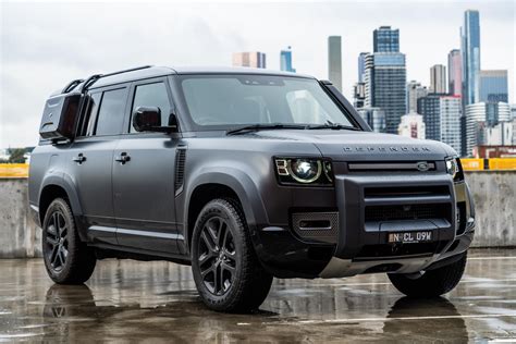 Land Rover Defender interjero nuotrauka su erdviomis sėdynėmis ir puodelių laikikliais