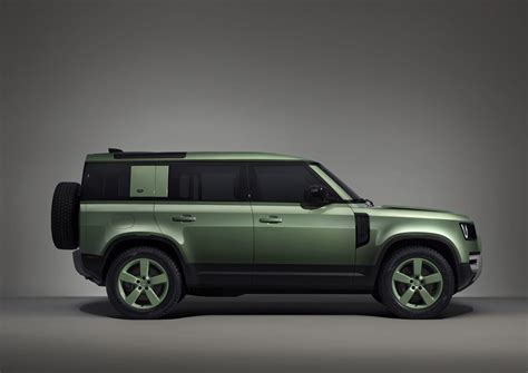 Land Rover Defender 75th Limited Edition, žalios Grasmere Green spalvos