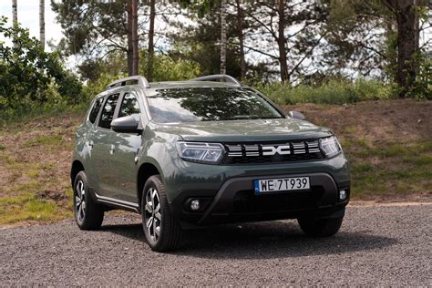 Naujas automobilis parkavimosi aikštelėje
