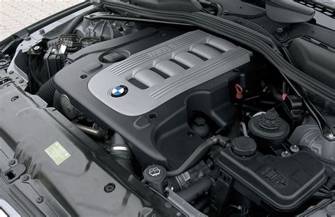 BMW 3 serijos automobilio variklio skyrius