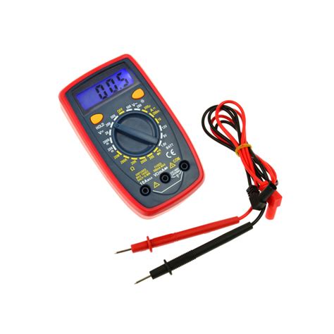 Multimetras matuojantis akumuliatoriaus įtampą