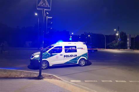 automobilis su raudonais akcentais ant ratlankių