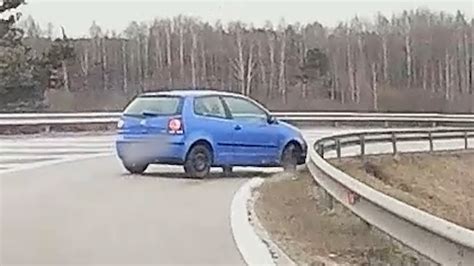 Automobilis posūkyje dinamiškoje perspektyvoje