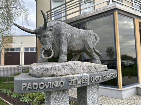 Teminis foto: sandėlių kompleksas žemės ūkio bendrovėje