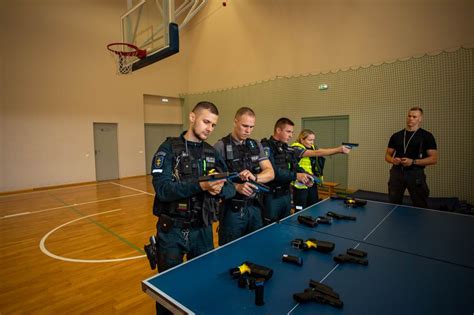 Policijos pareigūnų komandos nuotrauka prieš operaciją