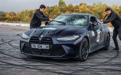 Tematinė nuotrauka: profesionalas atrakina automobilį specialiais įrankiais