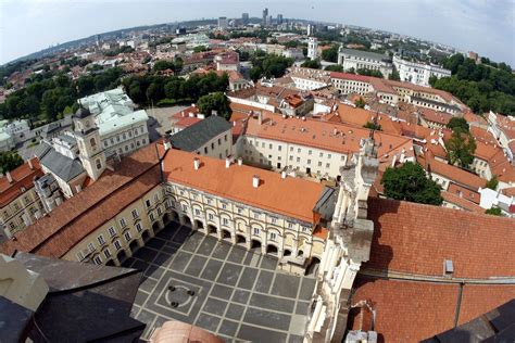 Vilniaus universiteto centrinių rūmų ir kiemelių nuotrauka