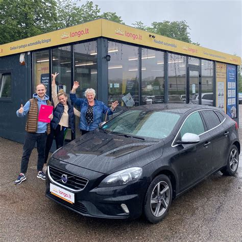 Laimingi klientai prie automobilio nuotrauka