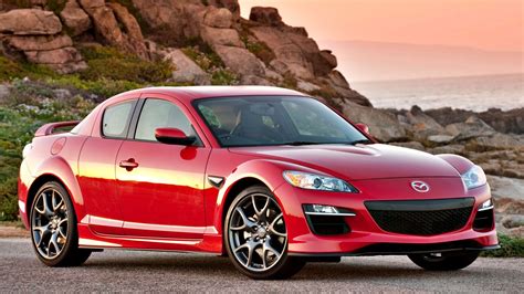 Mazda RX-8 su atidarytomis durelėmis, demonstruojanti keturias sėdimas vietas