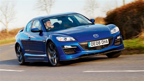 Mazda RX-8 važiuojanti keliu