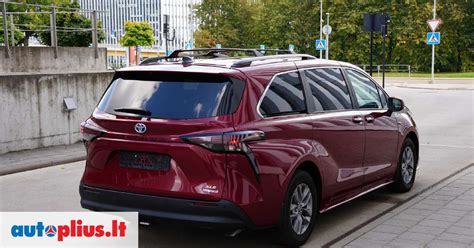 Toyota didelis vienaturis, parkuojamas prie šeimos namų