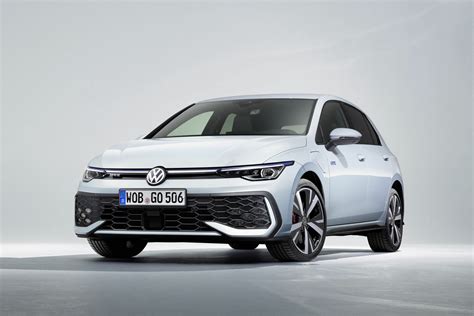 Lentelė, iliustruojanti VW Golf 4 modelių technines specifikacijas
