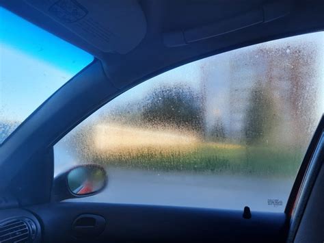 Nuotrauka: automobilio langai, ant kurių matomas kondensatas arba rasojimas.