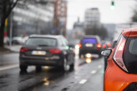 blogos oro sąlygos kelyje, automobilis važiuoja per lietų
