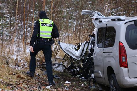 Avarijos vietos nuotrauka su apsivertusiu vilkiku
