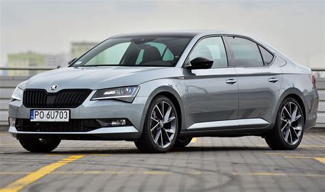 Skoda Superb III Estate su atidarytu variklio gaubtu ir pabrėžtu alyvos aušintuvu