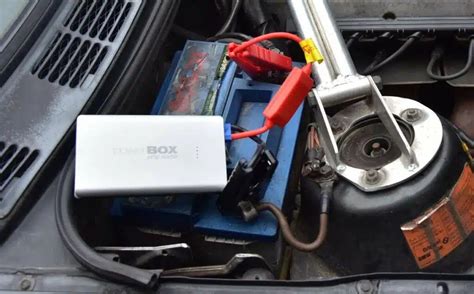 Tematinė nuotrauka, vaizduojanti išorinę bateriją, skirtą automobilio užvedimui