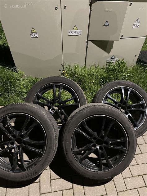 automobilis su naujomis padangomis kelyje