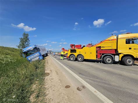 Mikroautobuso ir sunkvežimio avarijos pasekmės Lenkijos kelyje