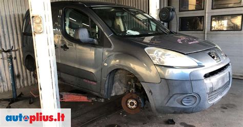 Mechanikas atliekantis Peugeot automobilio diagnostiką