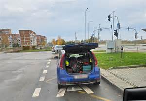 Tematinė nuotrauka: automobilis kuro užpylimo stotelėje arba kelyje