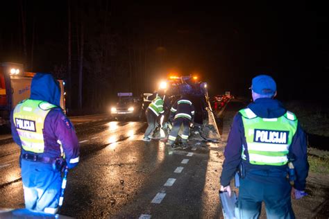Avarijos vietos nuotrauka su ugniagesiais ir policijos pareigūnais