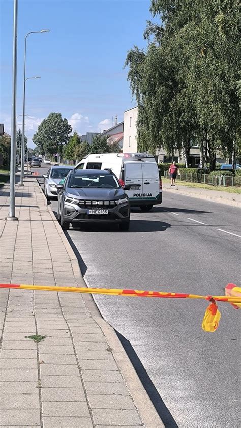 Nuotrauka, vaizduojanti gerbėjų paliktą memorialą avarijos vietoje