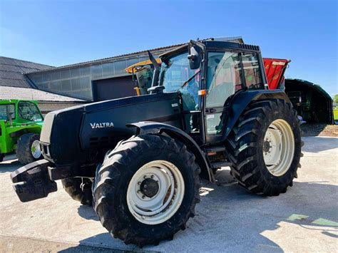 Teminė nuotrauka: Valtra traktorius lauke arba detalių sandėlis