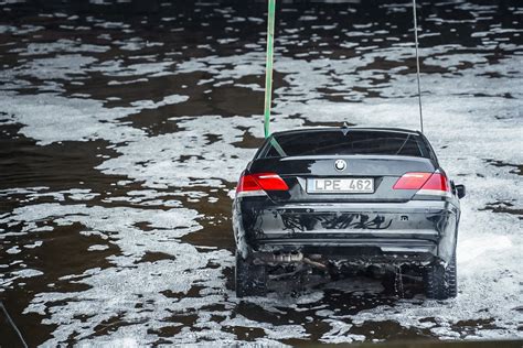 BMW automobilio gelbėjimas iš upės
