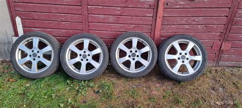 Teminė nuotrauka su lietais ratlankiais R17, sumontuotais ant Mercedes-Benz automobilio