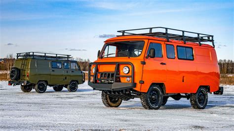 UAZ Bukhanka su 15 colių ratų komplektu ir ratų tarpikliais