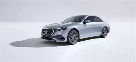 Tematinė nuotrauka: naujausios kartos Mercedes-Benz E-klasės sedanas stovintis moderniame mieste