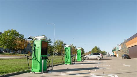Elektrinio automobilio įkrovimo infrastruktūros plėtra Lietuvoje: stotelės, el. energijos tarifai, planuojami maršrutai
