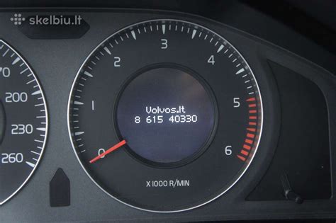 Sugedusio Volvo prietaisų skydelio nuotrauka su klaidų pranešimais