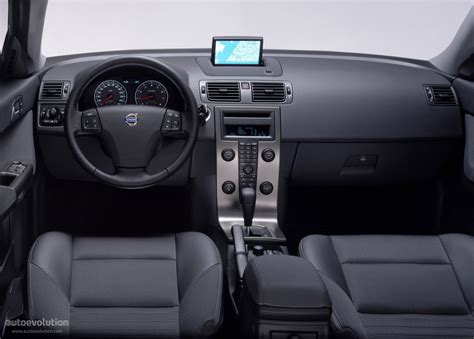 Teminė nuotrauka: „Volvo S40“ salonas su išmaniojo telefono laikikliu ir „Bluetooth“ moduliu