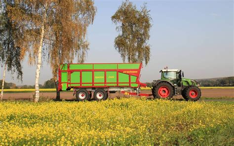 Teminis paveikslėlis: šaldytuvinė puspriekabė gabenanti maisto produktus