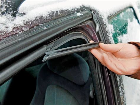 Užšalusios automobilio durelės ir apledėjęs spynos mechanizmas
