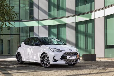 Toyota Yaris Hybrid 2022 su varikliu ir elektros motoru
