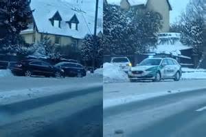 Nuotrauka iš eismo įvykio vietos, vaizduojanti susidūrusius automobilius ir gelbėjimo tarnybas.