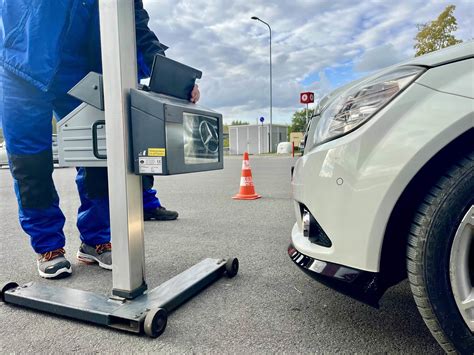 nuotrauka su įranga automobilių servise, tikrinančia amortizatorių būklę