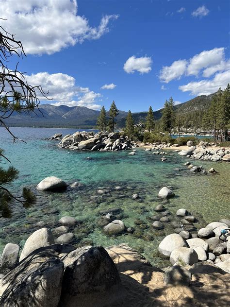 Tahoe ežeras, apimantis kalnuotas vietoves