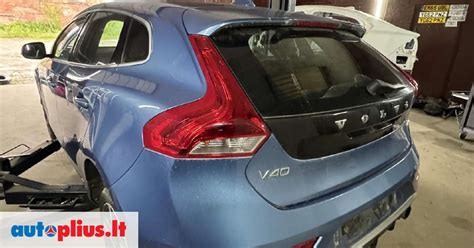 Volvo V40 variklio skyrius su nurodyta variklio modifikacija