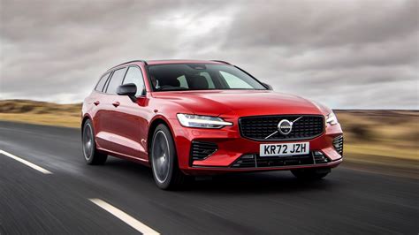 Teminė nuotrauka: Volvo V60 važiuojantis keliu, pabrėžiantis saugumą ir detales