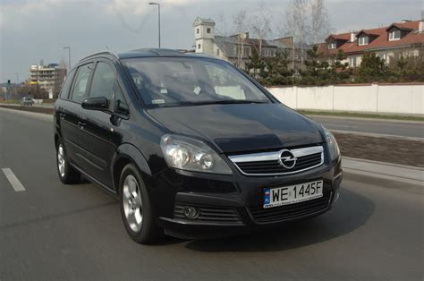 Teminė nuotrauka: Opel Zafira (2008 m.) priekis su išryškintu sparnu