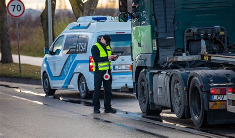 Teminė nuotrauka su vilkikų evakuatoriais ir dirbančiais specialistais