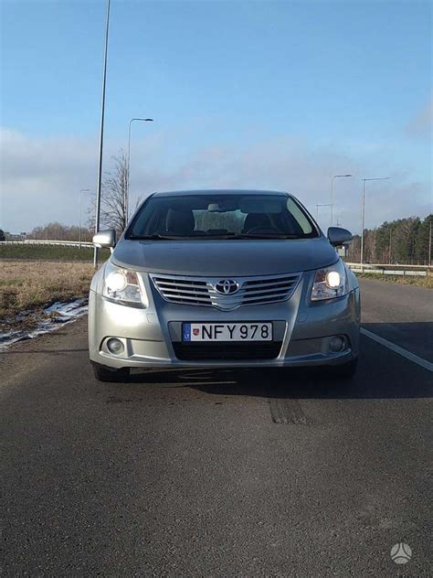 automobilio Toyota Avensis eksterjero nuotrauka, pabrėžianti modernų dizainą ir kėbulo linijas